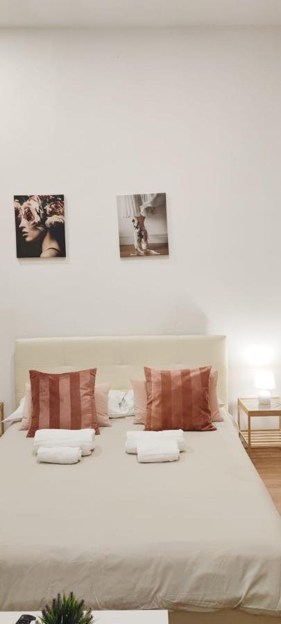 Domus Luigi Leone Bed & Breakfast Naples Exterior photo